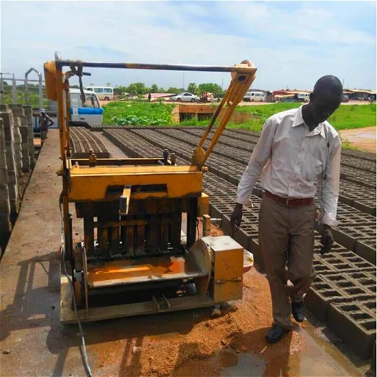 Машина для производства цементных блоков с дизельным двигателем в Мозамбике